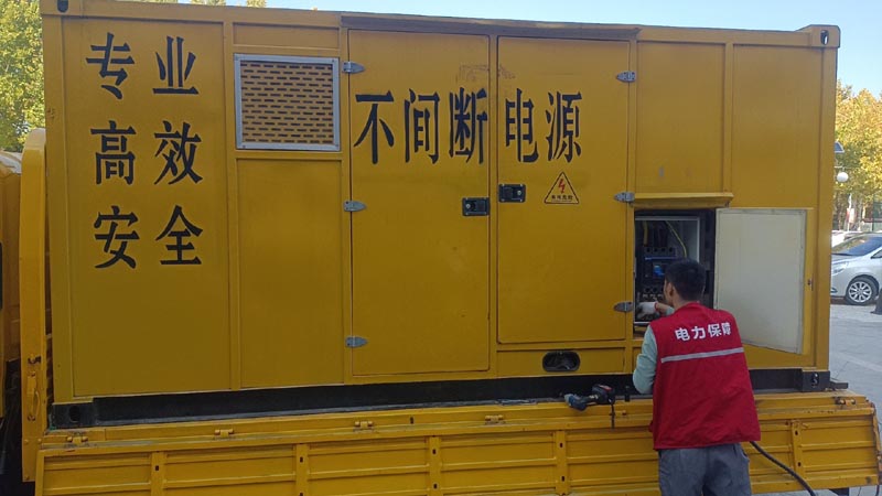壤塘柴油发电机组和UPS电源配合使用时，如何避免切换过程中的电力中断？